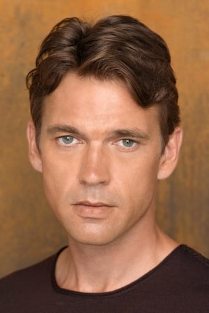 persons/2024-08-21/dougray-scott-zeZmtK4EKK9R2r6bp2nTxMs3ByS.jpg