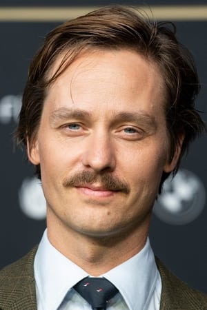 persons/2024-08-30/tom-schilling-vQHMA7FkpFxAac6Vq5UQcXOpWdo.jpg