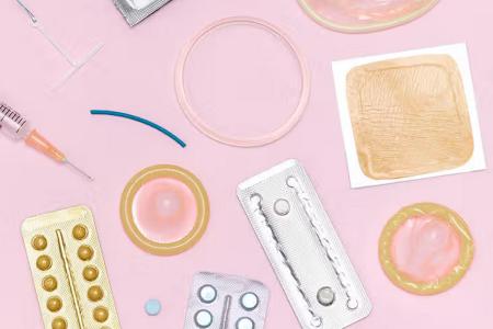 What are the methods of contraception recommended by specialists?