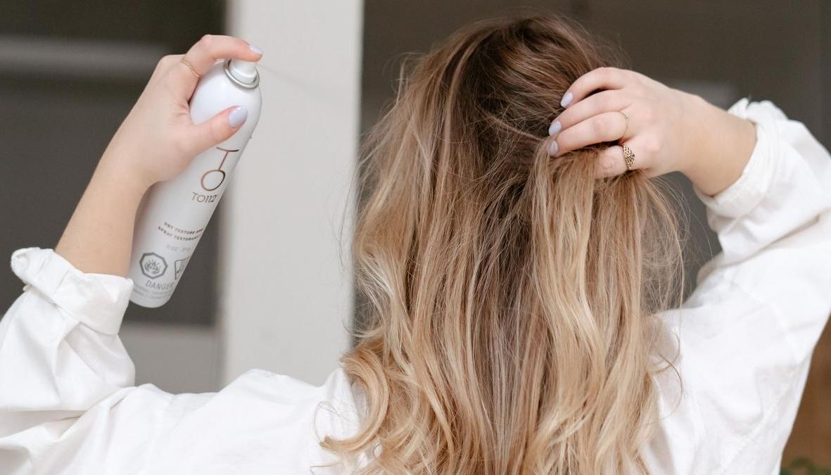 What is dry shampoo and how to use it