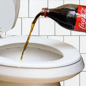 Chiar poți curăța toaletele cu Coca-Cola?