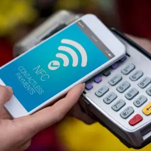 Cât de sigură este tehnologia NFC, cu care se fac plăți contactless cu mobilul?