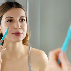 Cum să faci dermaplaning (depilare facială) acasă, inclusiv cele mai bune sfaturi