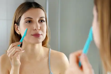 Cum să faci dermaplaning (depilare facială) acasă, inclusiv cele mai bune sfaturi